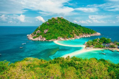 Tropikal Nang Yuan adası, yemyeşil tepeleri, beyaz kumlu plajları ve Tayland 'da mavi okyanusla çevrili turkuaz suları olan Koh Tao. Koh Samui yakınlarında dalış ve şnorkelle yüzmek için seyahat yeri