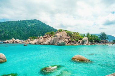 Kristal berrak turkuaz sular ve Nang Yuan Adası kıyıları boyunca uzanan granit kayalar, yemyeşil tepeleri ve Tayland plaj tatil beldesi olan Koh Tao. Şnorkelle yüzmek ve tüplü dalış için gidilecek yer