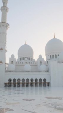 Şeyh Zayed Büyük Camii 'nin güneş ışığı avlusu. Abu Dabi, Birleşik Arap Emirlikleri' nde gün batımında. Arap mimarisi. BAE 'de seyahat ve turizm. İslam kültürü ve inancı. Dikey yönelim.