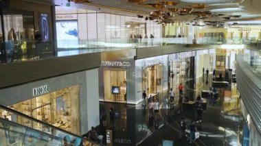 Bangkok, Tayland - 23 Aralık 2025: lüks butikleri ve modern mimarisi olan ICONSIAM alışveriş merkezinin içi. Müşteriler, heykel tavan kurulumları altında perakende satış galerisinde yürüyorlar