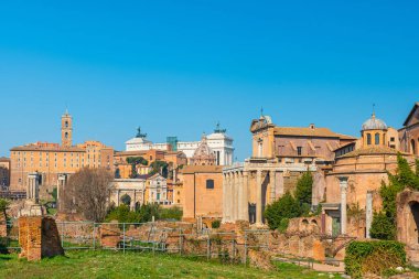 Roma şehrinin tarihi silueti, İtalya 'nın Roma Forumu' ndaki Victor Emmanuel Anıtı 'nda tarihi kalıntıları, kiliseleri ve terasotta çatıları ile birlikte. Eski İtalyan mimarisi. Turistik dönüm noktası.