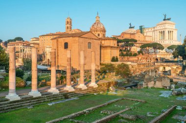 Roma Forumu 'nun mermer sütunları ve arkeolojik kalıntıları Roma şehrinde gündoğumunda, İtalya' da. Tarihi kiliseler, binalar ve anıtlar. Antik Roma medeniyeti ve mirası. Seyahat ve turizm