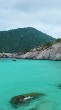 Kristal berrak turkuaz sular ve Nang Yuan Adası kıyıları boyunca uzanan granit kayalar, yemyeşil tepeleri ve Tayland plaj tatil beldesi olan Koh Tao. Şnorkelle yüzmek ve tüplü dalış için gidilecek yer