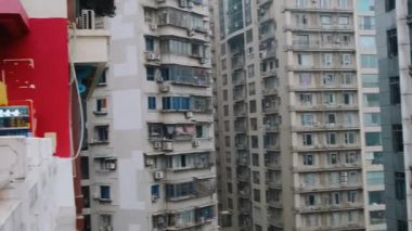 Chongqing, Çin - 8 Aralık 2025: Yayaların, gökdelenlerin ve dikey şehir manzarasında geleneksel Çin mimarisinin bulunduğu çok katlı bir şehir meydanı..