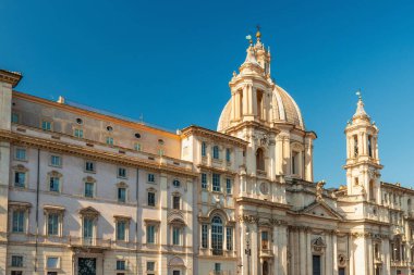 Agone Barok Kilisesi 'ndeki Sant Agnese manzarası Piazza Navona' daki büyük kubbeyle İtalya 'nın mavi gökyüzüne karşı. Avrupa 'da seyahat ve turizm tarihi.