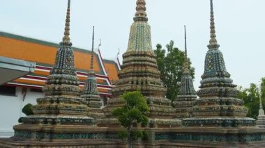 Tayland 'ın Wat Pho Tapınağı Kompleksi' nde Tayland 'da geleneksel Budist mimarisi ile birlikte. Yaslanmış Buda 'nın Tapınağı. Popüler turizm simgesi.