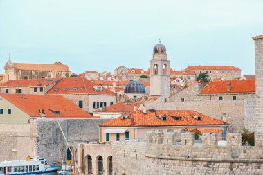 Dubrovnik 'te terracotta çatıları, savunma kenti duvarları ve kilise çan kulesi olan taştan binalar, Dalmaçya, Hırvatistan. Akdeniz seyahati ve turizm merkezleri.