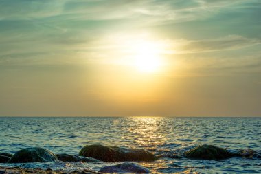 renkli güzel gökyüzü günbatımı denize