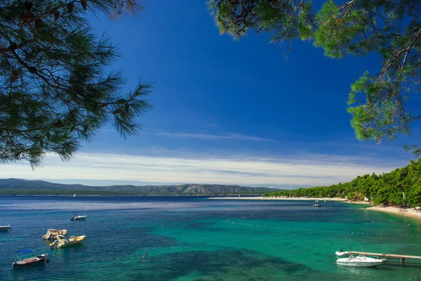 Hermosa playa Zlatni Rata o Cabo de Oro en Croacia — Foto de Stock