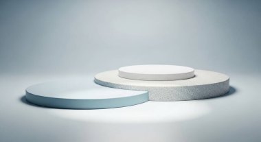 Yuvarlak podyumların beyaz, gri ve mavi renkteki minimalist düzenlemesi ürün sunumları için mükemmeldir. Reklam için geniş bir kopya alanına sahip temiz ve modern tasarım.