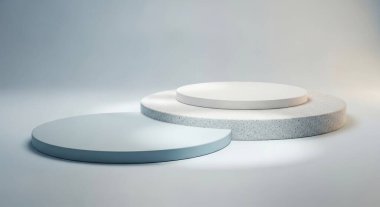 Minimalist beyaz bir podyum beyaz bir zemin üzerine kurulmuştur. Ürün sunumları için mükemmeldir. Bu resim promosyon metni için yeterli kopya alanı sunar.