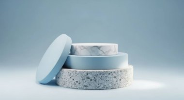 Minimalist bir podyumun açık mavi bir zeminde sergilendiği zarif bir ürün. Kozmetik sunumlar, reklamlar ve sergilenen ürün özellikleri için mükemmel. 150 karakter.