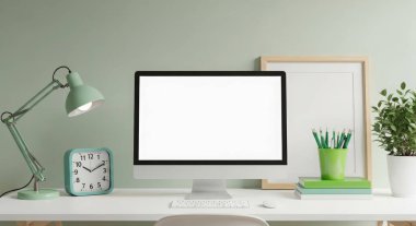 Boş ekranlı, parlak ve modern çalışma alanı düzeneği. Sahne bir lamba, saat, bitki ve kırtasiye malzemesi ile tamamlanır..