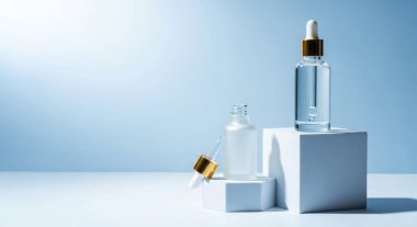 Şık cilt ürünleri sunumunda kaidede serum şişeleri var. Kozmetik güzellik ürünlerini sergilemek ve cilt bakımını stil olarak desteklemek için mükemmel..