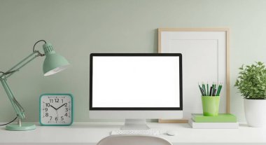 Bilgisayar, lamba, saat ve bitkinin yer aldığı modern bir çalışma alanı, hepsi temiz beyaz bir masaya dizilmiş, şık ve işlevsel bir ev ofisi kuruyor..