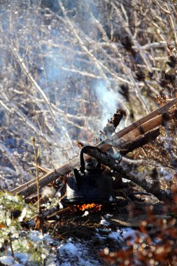 Rusya, sahne, Sibirya, Tayga ormanı, durdu nehir, ayak izleri üstünde kar, rock. kozalaklı, frost, mavi gökyüzü, Rusya, yangın cheynik, kamp, kamp ateşi