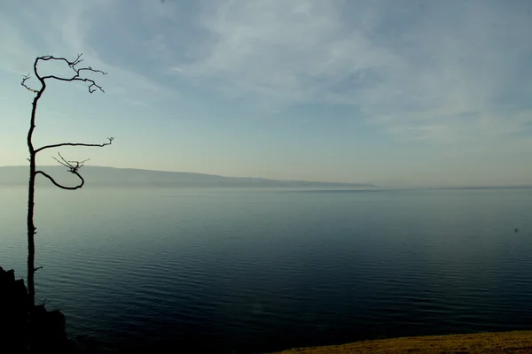 Russia , Baikal Lake, the largest freshwater lake , Lake Baikal , Siberia zhemchyuzhina , Siberia , Irkutsk , Sunset, a lot of water , People , Walking , Travel , Rock , The Wild , — Stock Photo, Image