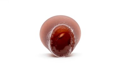 Cuberdon 'a yakın çekim, beyaz arka planda koni şeklinde Belçika şekeri.