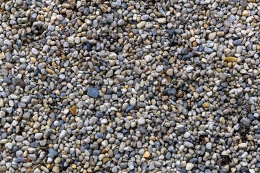 Gri renkli bir kaya yığını. Kayalar her yere saçılmış. Görüntü pürüzlü ve sert.