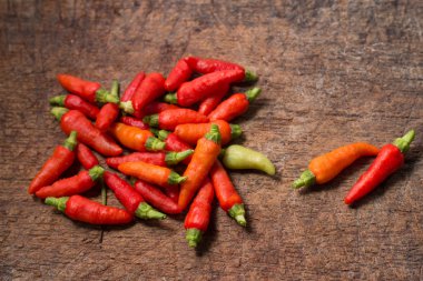 Eski ahşap zemin üzerine taze kırmızı biber