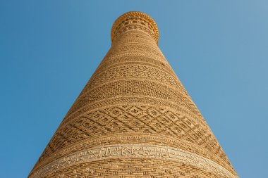 Mavi gökyüzünün arka planındaki minare. Asya mimarisi