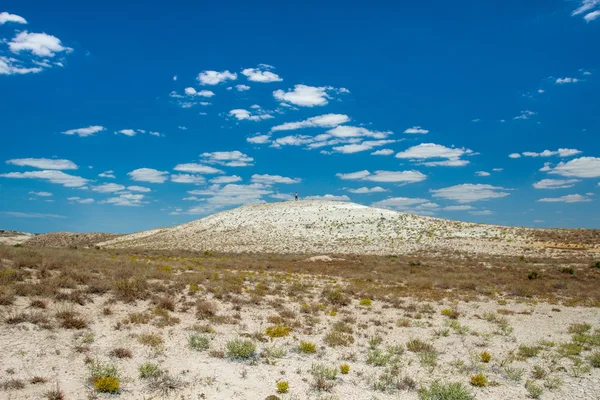 White salt hill in the desert and man.  The rich scenery — Stock Photo, Image