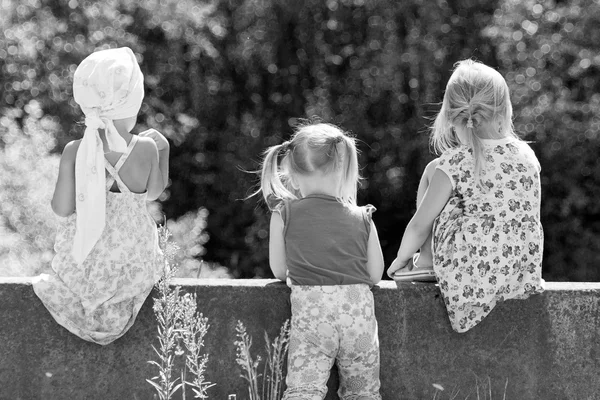 Trzy dziewczyny stoją na moście — Zdjęcie stockowe