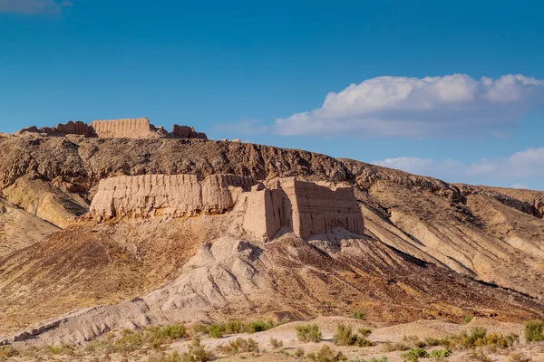 The walls of the ancient fortress in the desert. Uzbekistan — Stock Photo, Image