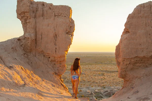 The girl in the swimsuit on the edge of the fortress — Stock Photo, Image