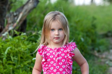  Sarışın kız pembe sundress