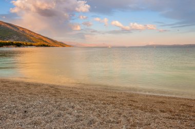 Çakıl plajı Brac Adası. Hırvatistan