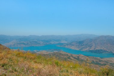 Dağlarda büyük rezervuar
