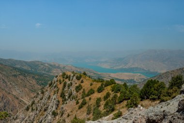 Yatay, dağlar ve bir su birikintisi