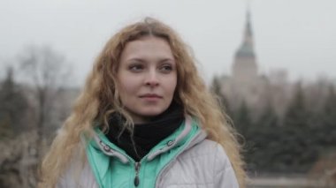 Gri ceket gülümsüyor City sarışın kız