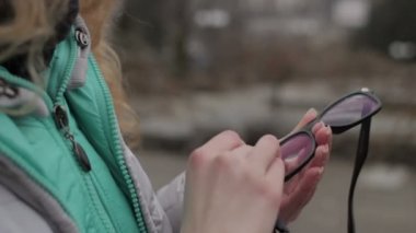 Şehirdeki parkta camları temizleyen kız.