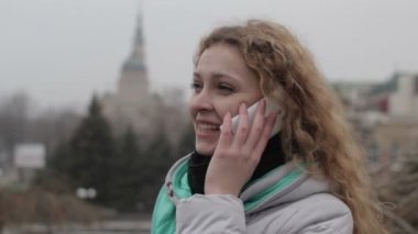 City park, telefonda konuşan kız.