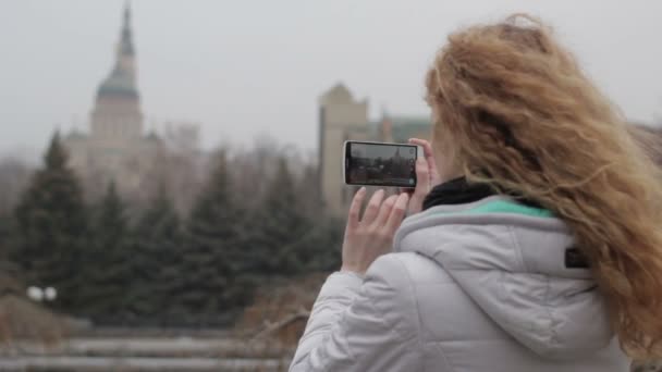 Блондинка, фотографирующаяся в городе — стоковое видео