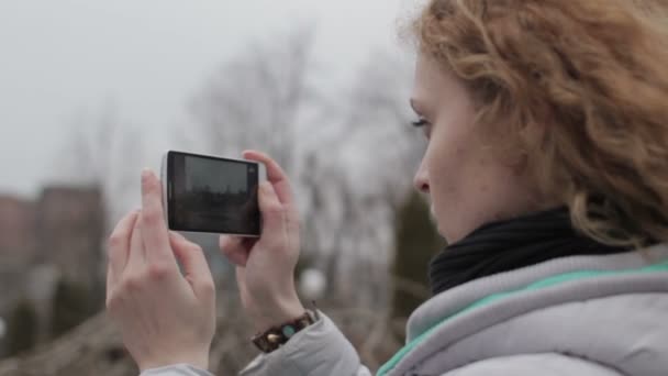 ブロンドの女の子を街で写真を撮る — ストック動画