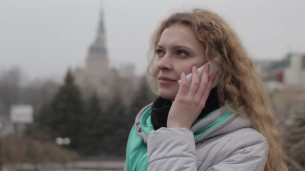 Girl talking on the phone at the park in the city. — Stock Video