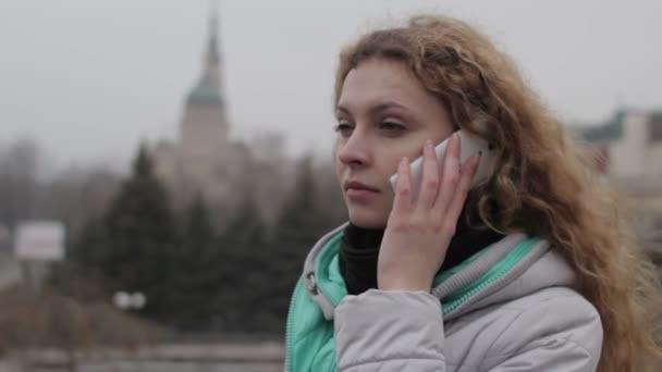 Girl talking on the phone at the park in the city. — Stock Video