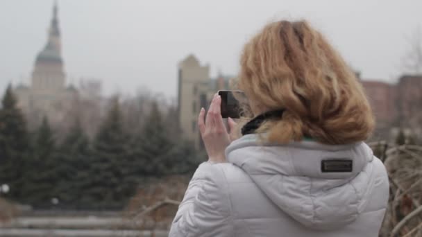 Блондинка, фотографирующаяся в городе — стоковое видео