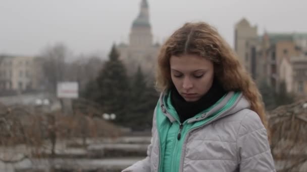 La fille répond à l'appel au parc de la ville — Video