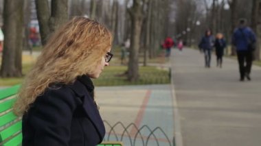 Güzel kız parkta güvercin besleme