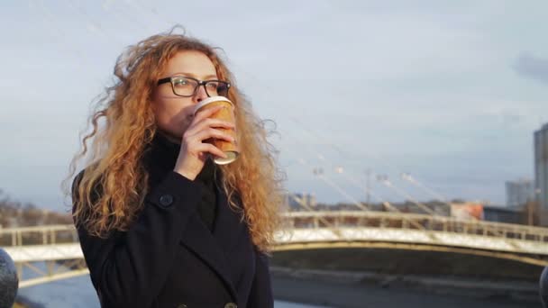 Girl on a walk with a hot drink — Stock Video