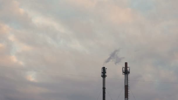 Humo industrial de la chimenea en el cielo gris — Vídeos de Stock