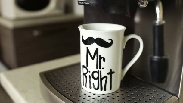 machine à café fait du café chaud 