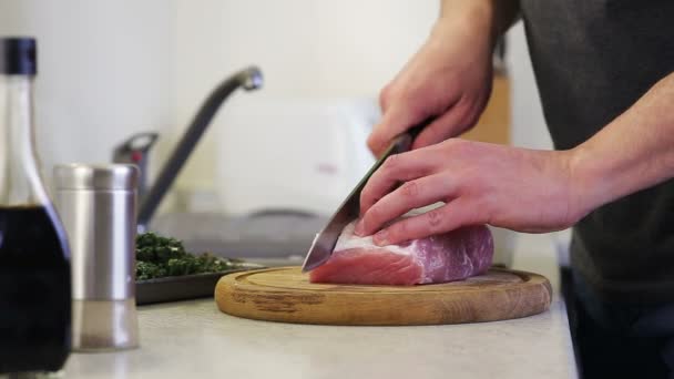 Tagliare la carne su un tavolo da cucina in legno — Video Stock