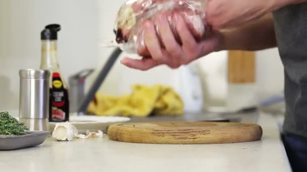 Marinado de filete en la cocina — Vídeos de Stock