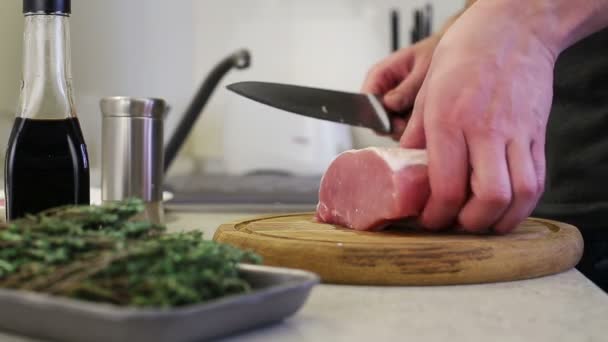 Різання м'яса на дерев'яній кухонній дошці — стокове відео