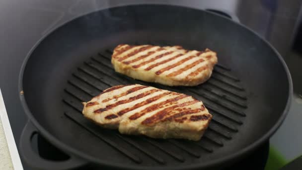 Szakács a grillezés a grill a steak — Stock videók